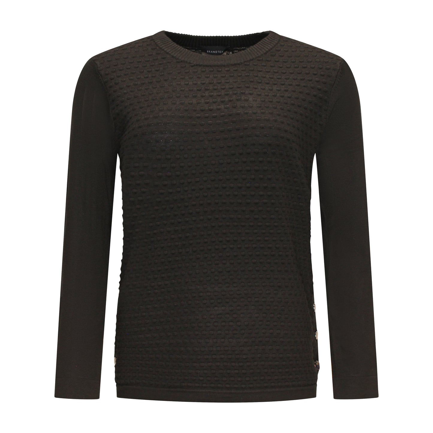 Voorzijde van Brandtex pullover Marit met lange mouwen, blokkenprint, en knoopdetail in het zwart.