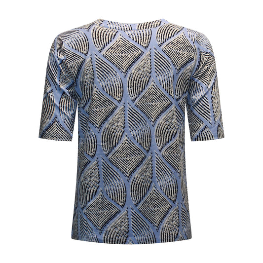 Achterzijde van Brandtex t-shirt Lisan in het blauw met zandtinten en rechte pasvorm.