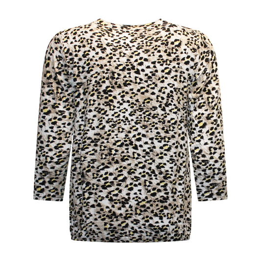Achterzijde van Brandtex blouson Marjon met driekwart mouwen, blousend model en dierenprint in geel met contrasterende tinten.