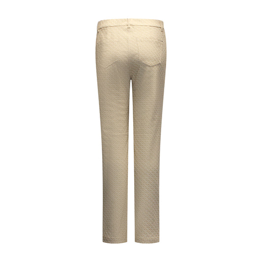 Achterzijde van Brandtex pantalon Thea met rechte pijpen, achterzakken en fijn structuurpatroon.