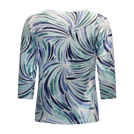 Achterzijde van Marinello shirt Evelien met driekwart mouwen en kleurrijk patroon in blauw en mintgroen.