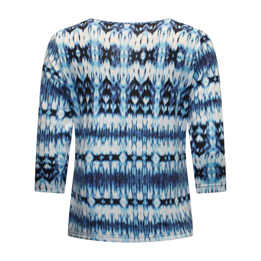 Achterzijde van Signature t-shirt Denise met driekwart mouwen en bloempatroon in blauw met wit.