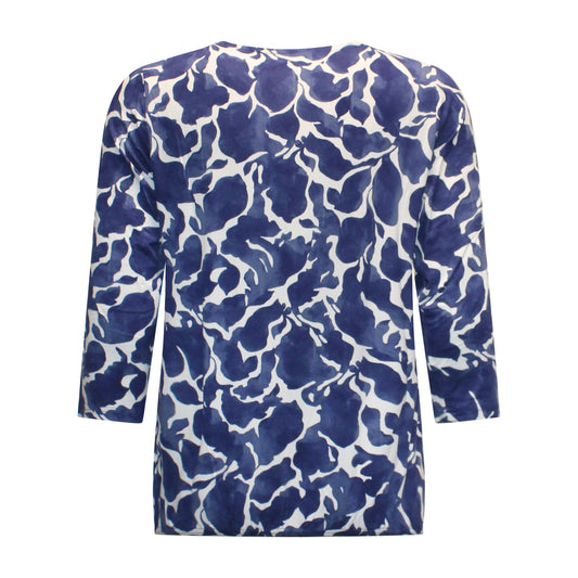 Achterzijde van Signature t-shirt Elske met driekwart mouwen, elastische onderband en marinebloempatroon.