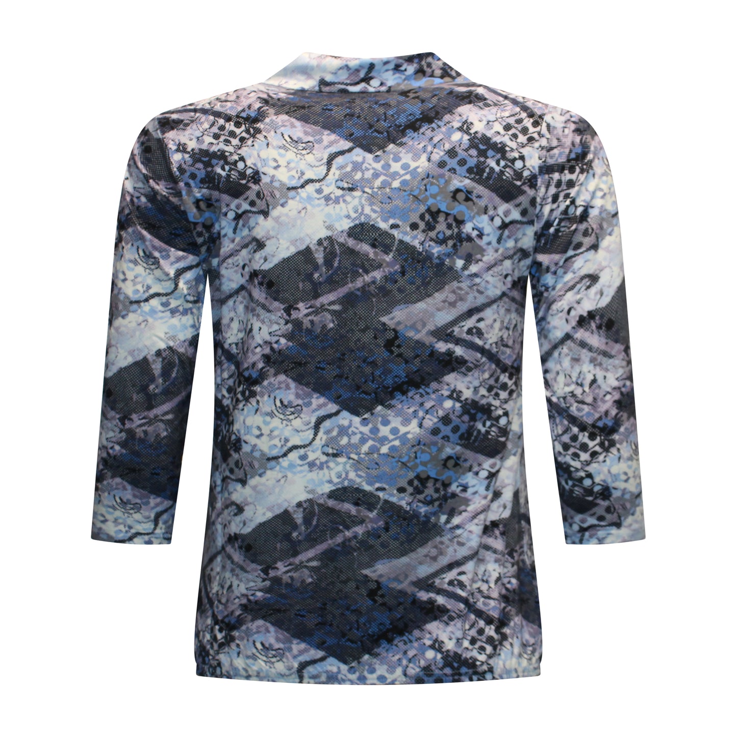 Achterzijde van Sunday polo Pleun met driekwart mouwen, comfortabel vallende onderkant en blauw met zwart dessin.