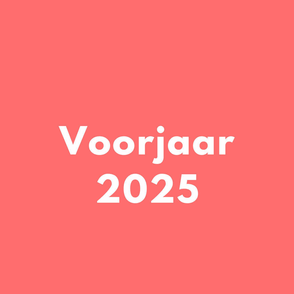 Voorjaarscollectie voor senioren, met kleding in levendige kleuren en lichte stoffen.