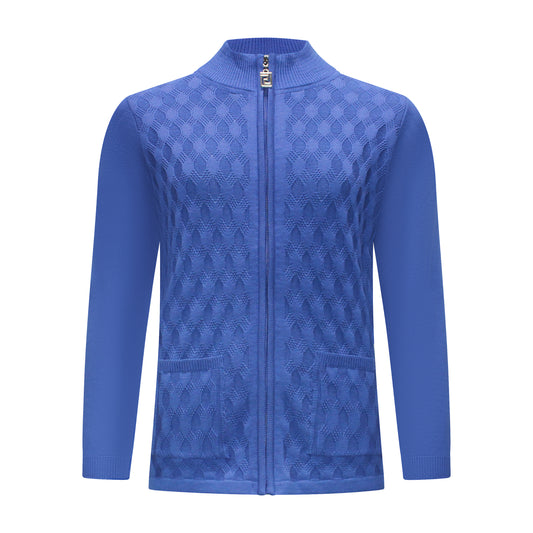 Voorzijde van Bon Tricot vest Tineke met opstaande geribbelde kraag, ritssluiting, zakken en ajour-structuurpatroon in kobalt blauw.