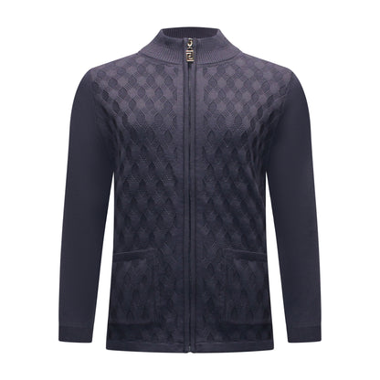 Voorzijde van Bon Tricot vest Tineke met opstaande geribbelde kraag, ritssluiting, zakken en ajour-structuurpatroon in marineblauw.