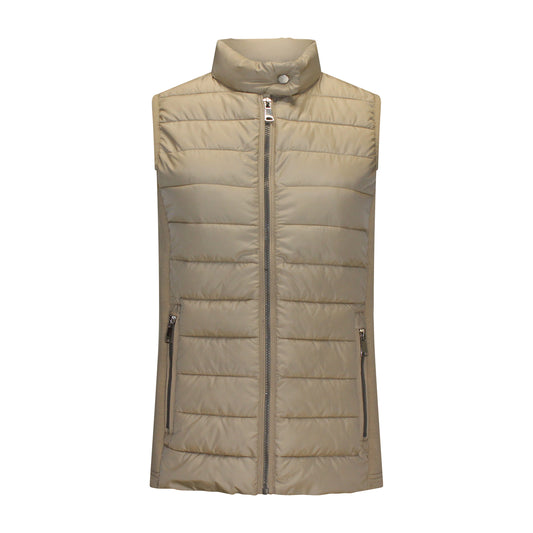 Voorzijde van Brandtex bodywarmer Karlijn in beige met rits, zakken en stretchstof aan de zijkanten.
