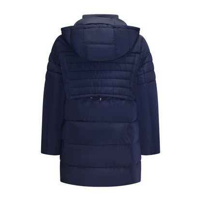 Achterzijde van Brandtex Jas Lorine in marineblauw met knoopsluiting, capuchon en koorddetail aan de rug.