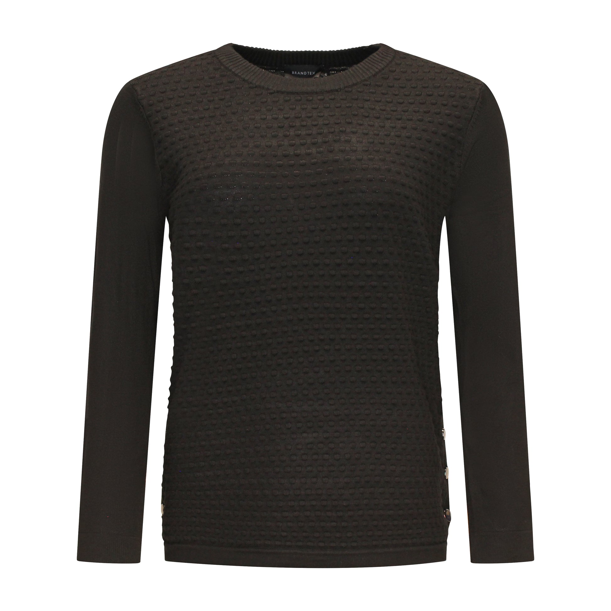 Voorzijde van Brandtex pullover Marit met lange mouwen, blokkenprint, en knoopdetail in het zwart.