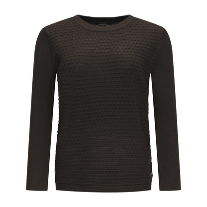 Voorzijde van Brandtex pullover Marit met lange mouwen, blokkenprint, en knoopdetail in het zwart.