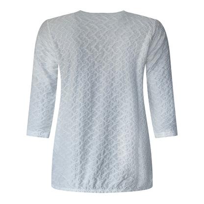 Achterzijde van Brandtex T-shirt Luna met driekwart mouwen en subtiel motiefje in offwhite.