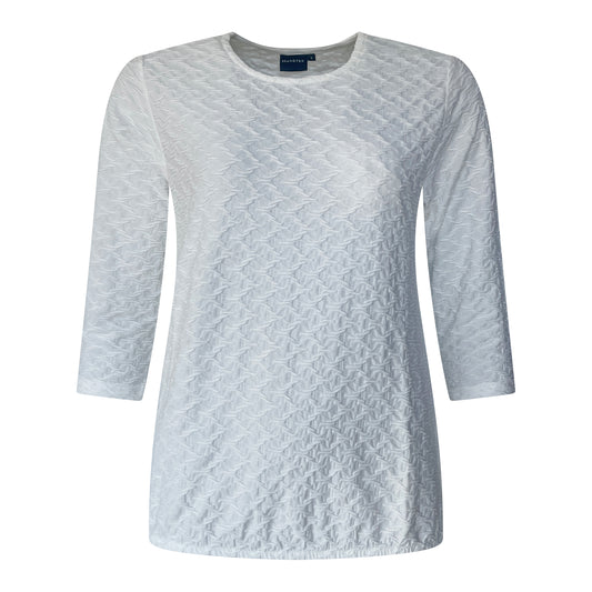 Voorzijde van Brandtex T-shirt Luna met ronde hals, driekwart mouwen en subtiel motiefje in offwhite.