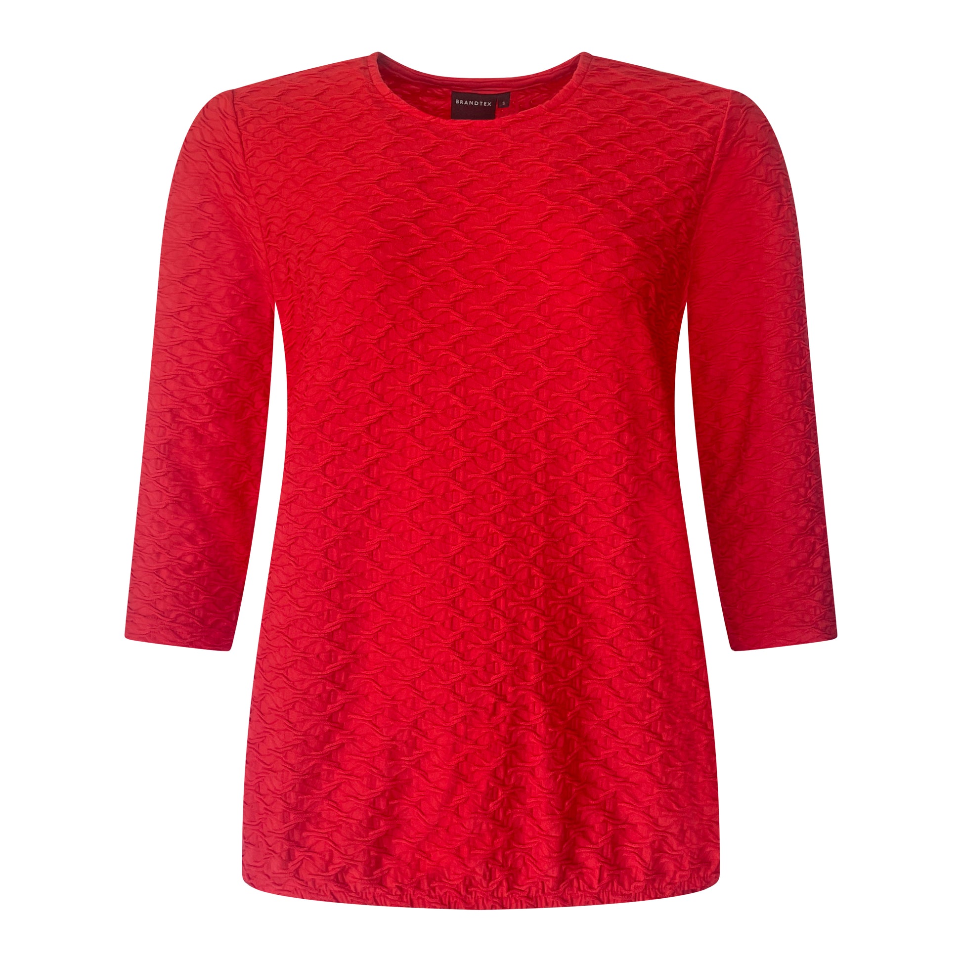 Voorzijde van Brandtex T-shirt Luna met ronde hals, driekwart mouwen en subtiel motiefje in rood.