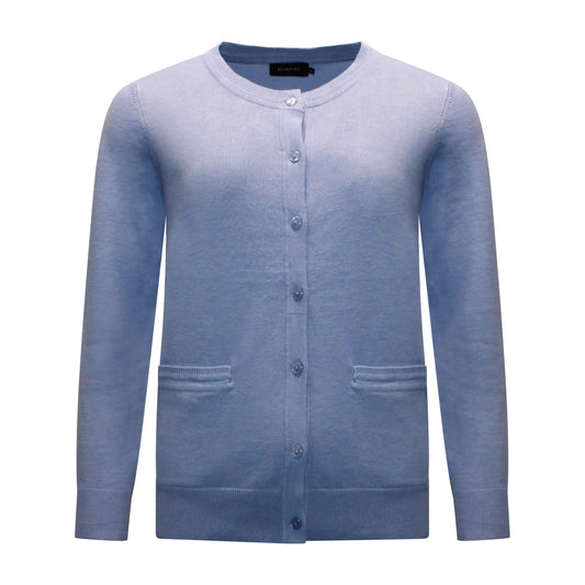 Voorzijde van Brandtex vest Bianca in blauw met ronde hals, knoopsluiting, lange mouwen, ribgebreide boorden en twee gestikte zakken.