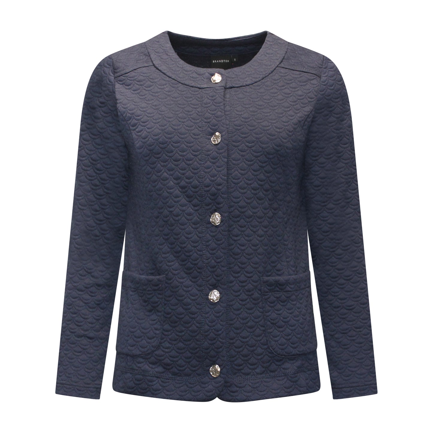 Voorzijde van Brandtex Vest Lianne met ronde hals, lange mouwen, knoopsluiting, zakken en structuurpatroon in marine.