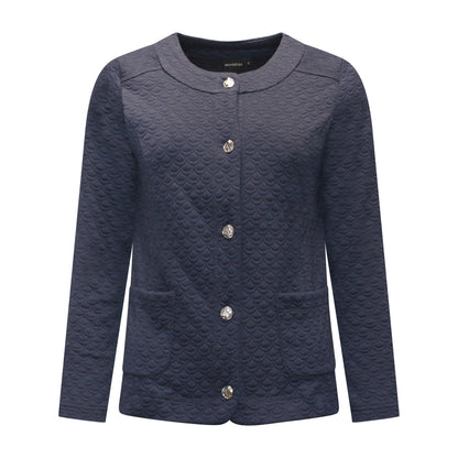 Voorzijde van Brandtex Vest Lianne met ronde hals, lange mouwen, knoopsluiting, zakken en structuurpatroon in marine.