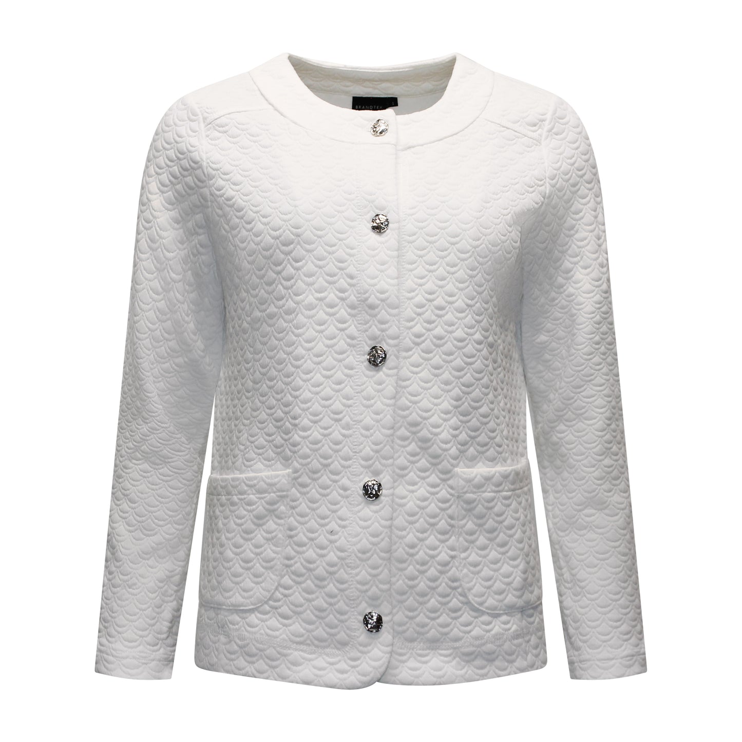 Voorzijde van Brandtex Vest Lianne met ronde hals, lange mouwen, knoopsluiting, zakken en structuurpatroon in wit.