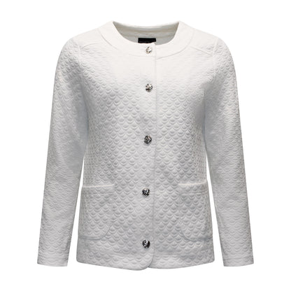 Voorzijde van Brandtex Vest Lianne met ronde hals, lange mouwen, knoopsluiting, zakken en structuurpatroon in wit.