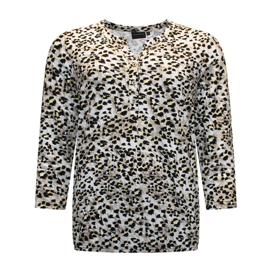 Voorzijde van Brandtex blouson Marjon met driekwart mouwen, V-splitje, korte knoopsluiting en dierenprint in geel met contrasterende tinten.