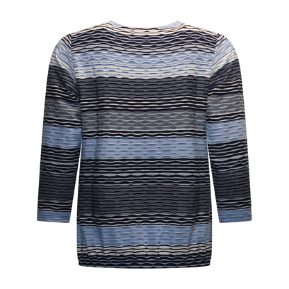 Achterzijde van Brandtex blouson Rianne met driekwart mouwen, golvend structuurpatroon en soepel vallende stof in blauw.