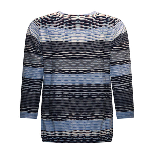 Achterzijde van Brandtex blouson Rianne met driekwart mouwen, golvend structuurpatroon en soepel vallende stof in blauw.