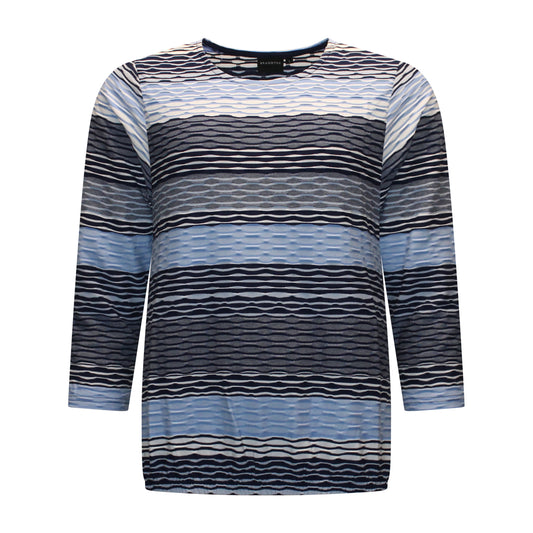 Voorzijde van Brandtex blouson Rianne met driekwart mouwen, golvend structuurpatroon, marinegrijze en offwhite accenten in blauw.