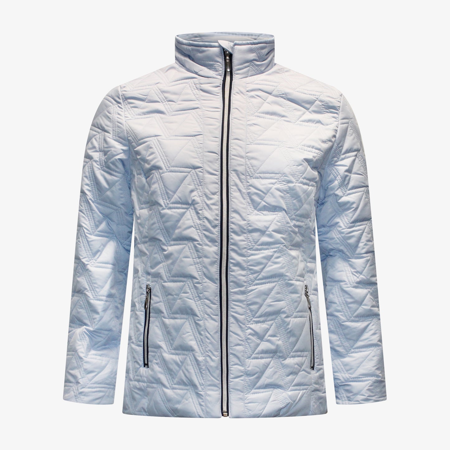 Voorzijde van Brandtex jas Jolanda met opstaande kraag, ritssluiting, doorgestikt patroon en ritzakken in lichtblauw.