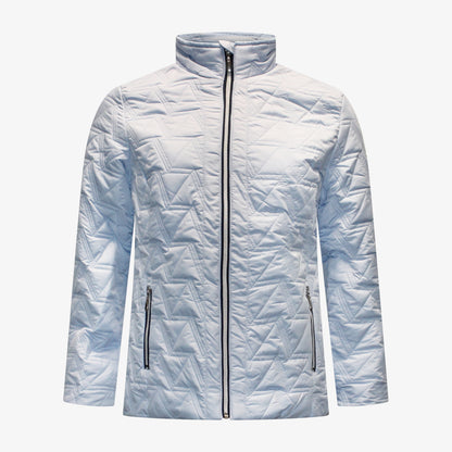 Voorzijde van Brandtex jas Jolanda met opstaande kraag, ritssluiting, doorgestikt patroon en ritzakken in lichtblauw.