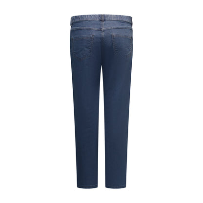 Achterzijde van Brandtex jeans Annelou met rechte pijpen, achterzakken en middenblauwe wassing.