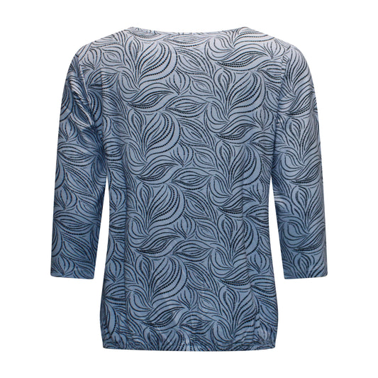 Achterzijde van Brandtex t-shirt Astrid met driekwart mouwen, all-over stippenpatroon en elastische zoom in blauw.