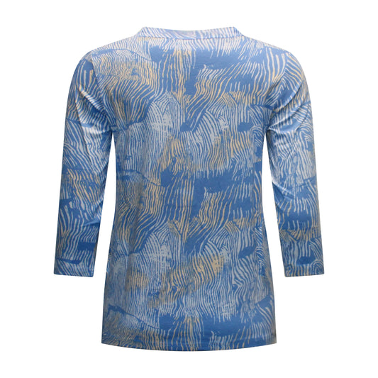 Achterzijde van Brandtex t-shirt Ingrid met rechte pasvorm, driekwart mouwen en lijnpatroon in blauw met beige tinten.