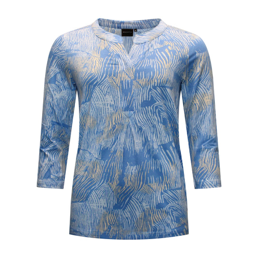 Voorzijde van Brandtex t-shirt Ingrid met ronde hals, twee drukknoopjes, driekwart mouwen en all-over lijnpatroon in blauw met beige tinten.