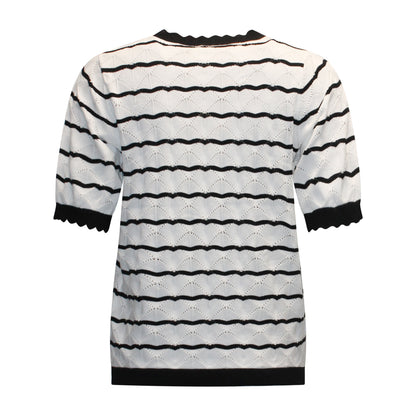 Achterzijde van Brandtex trui Leonie in wit met zwarte strepen en zwarte boord aan de onderzijde.