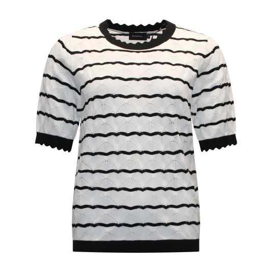 Voorzijde van Brandtex trui Leonie in wit met zwarte strepen, structuurpatroon en zwarte boorden aan hals en mouwen.