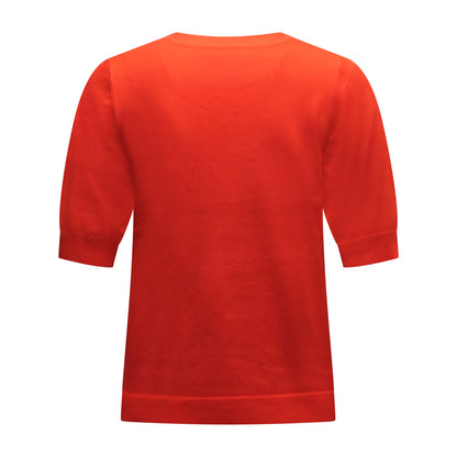 Achterzijde van Brandtex trui Wilma in rood met halflange mouwen, fijngebreide structuur en ribgebreide boorden aan hals en onderzijde.