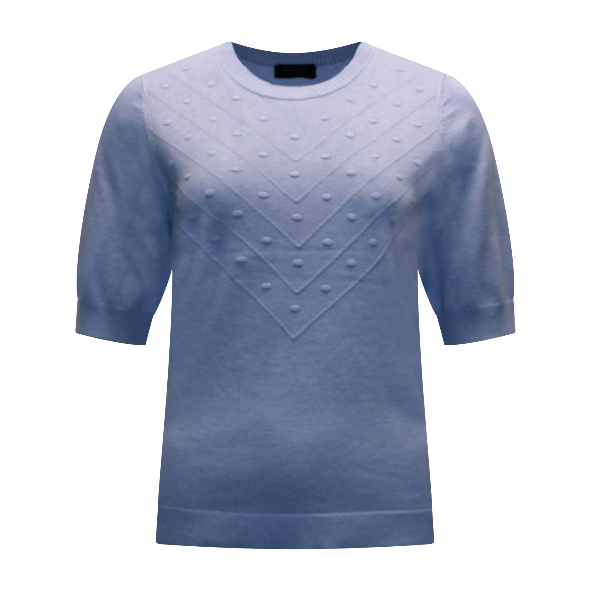 Voorzijde van Brandtex trui Wilma in blauw met ronde hals, halflange mouwen, decoratief reliëfpatroon in V-vorm en subtiele nopjes.