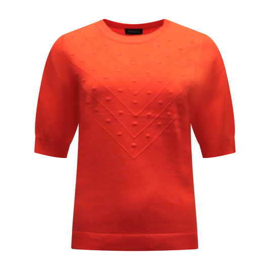 Voorzijde van Brandtex trui Wilma in rood met ronde hals, halflange mouwen, decoratief reliëfpatroon in V-vorm en subtiele nopjes.