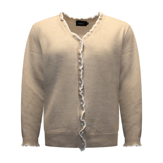 Voorzijde van Brandtex vest Carla met V-hals, knoopsluiting, lange mouwen en fijne knit met zandkleurige basis en crèmekleurige accenten.