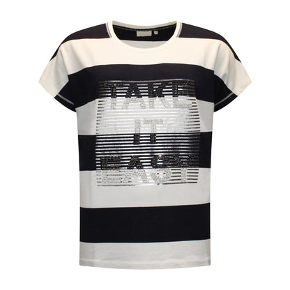 Voorzijde van Gabriella K Shirt Mirella met aangeknipte mouwen, tekstprint met steentjes, streepmotief en aantrekkoord in offwhite met donkerblauw.