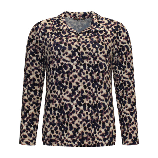 Voorzijde van Lady Style Blouson Annelies met kraagje, knoopjes, lange mouwen en elastische onderkant in paarse kleur.