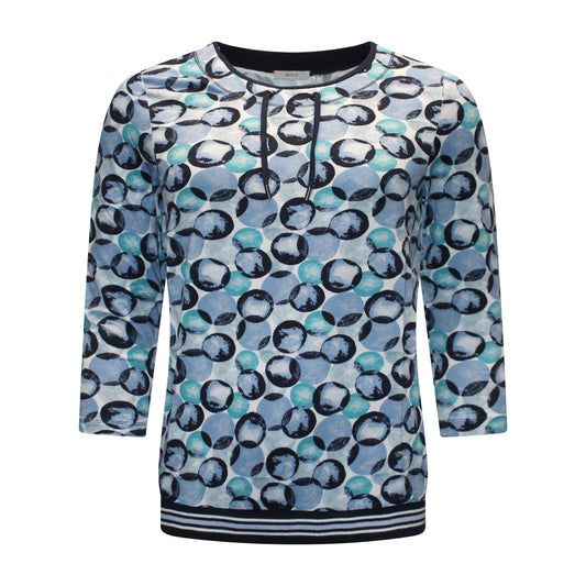 Voorzijde van MXO Blouson Isabel met ronde hals, driekwart mouwen, gestreepte elastische band en cirkelmotief in blauw. Koordjesdetail aan de hals.