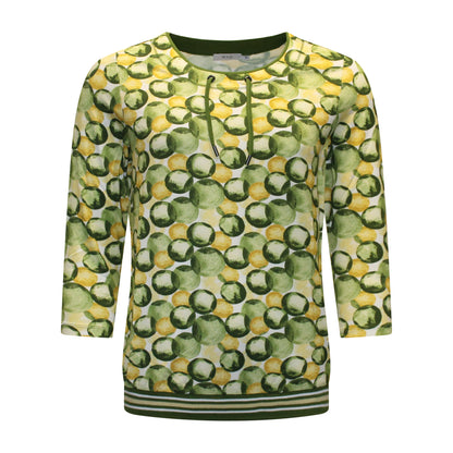 Voorzijde van MXO Blouson Isabel met ronde hals, driekwart mouwen, gestreepte elastische band en cirkelmotief in groen. Koordjesdetail aan de hals.