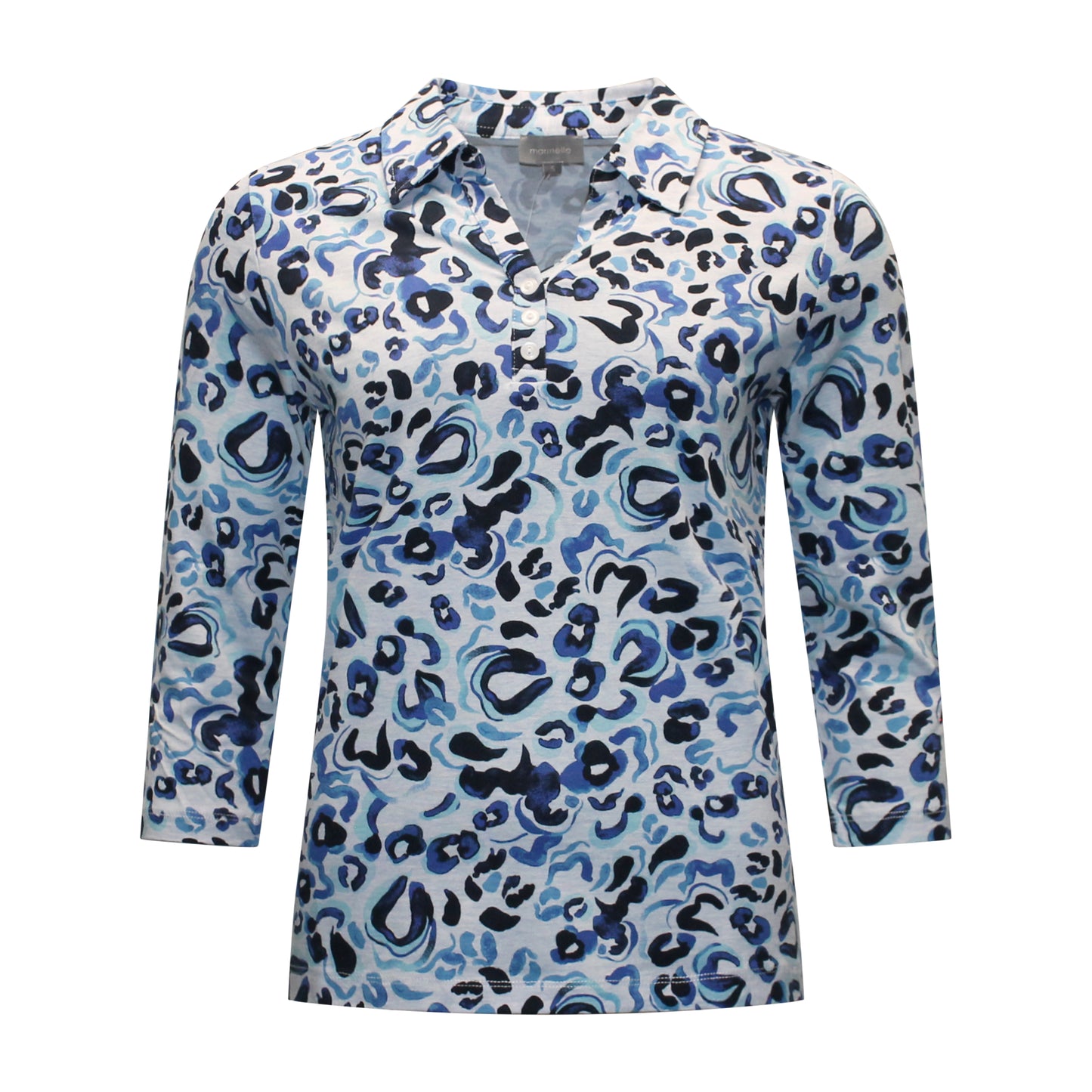 Voorzijde van Marinello poloshirt Marloes met V-hals, kraagje, driekwart mouwen en luipaardprint in blauw en lichtgrijs.