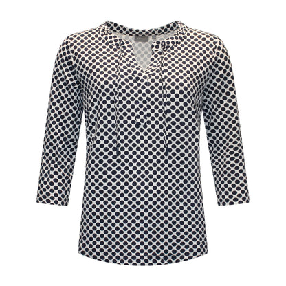 Voorzijde van Marinello T-shirt Rosan met ronde hals, V-insnijding, koordjesdetail, driekwart mouwen en navy stippenpatroon.