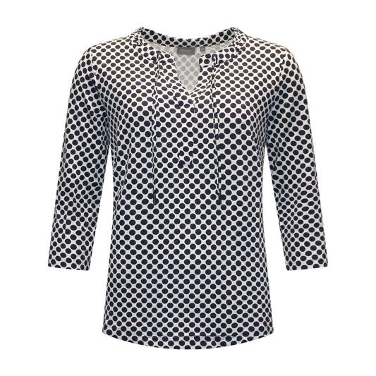 Voorzijde van Marinello T-shirt Rosan met ronde hals, V-insnijding, koordjesdetail, driekwart mouwen en navy stippenpatroon.