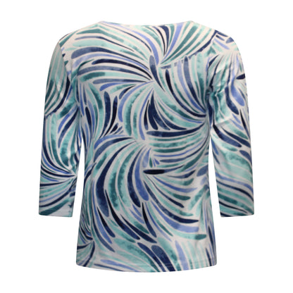 Achterzijde van Marinello shirt Evelien met driekwart mouwen en kleurrijk patroon in blauw en mintgroen.