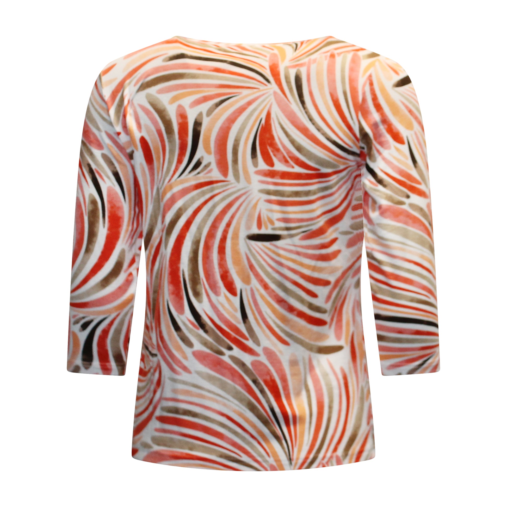 Achterzijde van Marinello shirt Evelien met driekwart mouwen en kleurrijk patroon in rood en oranje.