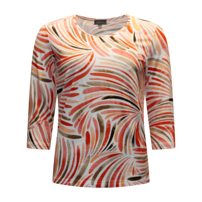 Voorzijde van Marinello shirt Evelien met ronde hals, driekwart mouwen en kleurrijk patroon in rood en oranje.