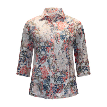 Voorzijde van Navigazione blouse Simone met kraagje, knoopsluiting, driekwart mouwen en patroon in rood.